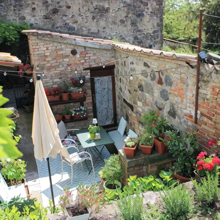 Loft with flowered courtyard in Val d'Orcia Radicofani