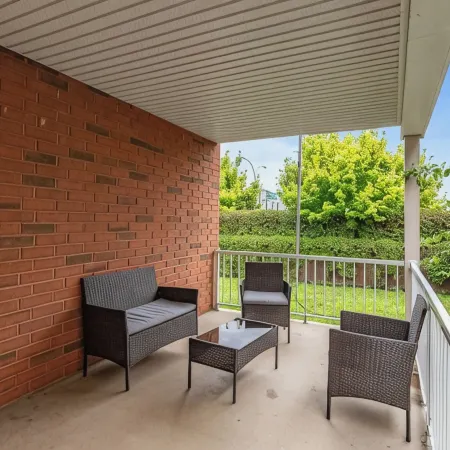 Lovely 2-bedroom Apt. in DIX30 close to DT