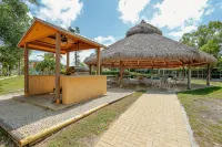 Relax, Enjoy & Experience A Tropical Escape in Key Largo. Sea breeze & Sunshine - บังกะโล