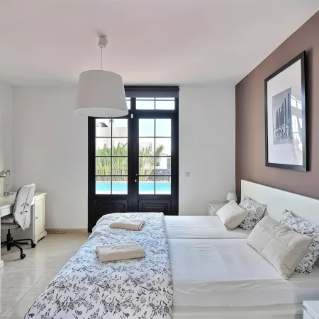 Luxury villa with private heated pool, WIFI, views of the sea and volcanoes