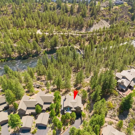 Beautiful Home Overlooking the River-Minutes to IT All-Updated Kitchen!