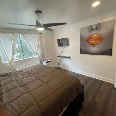 Atlanta penthouse king /queen /Twin. Home away from home.