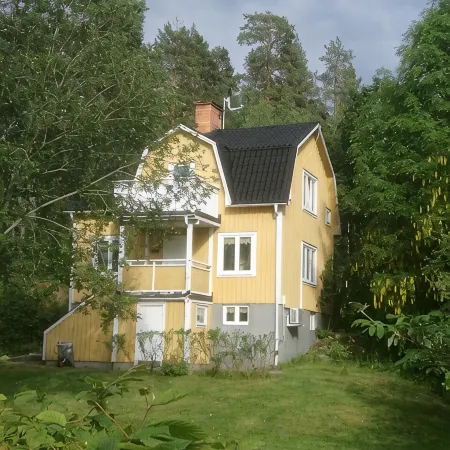 Idyllic house m. Fireplace u. Sauna, lake 300 m, zw.  Baltic Sea coast and Vimmerby Отели в г. Вестервик