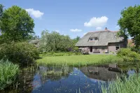 Giethoorn Lodge, luxury thatched cottage. Electric sloop for rent - Apartments