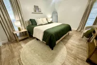 4-Bedroom Oasis with Private Pool & Hot-Tub- Minutes to Beaches - プール