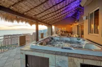 Luxury 4Bd Penthouse, Ocean VIEWS, 2 king suites, pvt jacuzzi, beachfront resort - Hot Tub