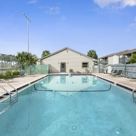 Spacious Family Beach Condo. Quiet North End. Walk to Beach, Pool & Attractions