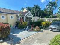 Luxury Spacious Villa 4 Min from the Beach, Royal Fairmont Beach Club Member.