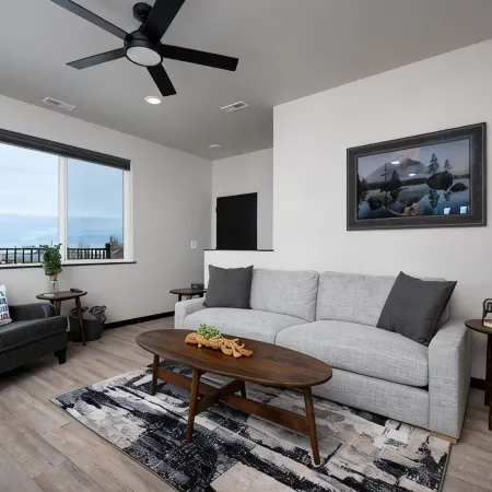 Spacious & Industrial Condo - Perfect for the Whole Gang! Dogs Ok & Great Rates!