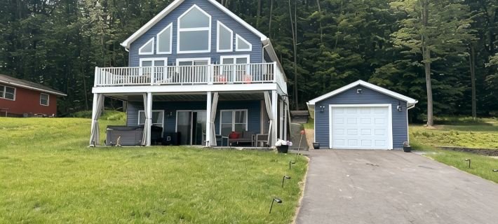 Treasure Lake Home, hot tub, partial Lake view and walking distance to beach Hotels in Clearfield County
