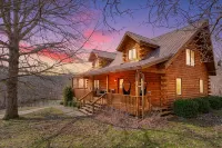 Water's Edge Cozy 2-bedroom cabin. Wooded setting, WiFi, Pond & Hot Tub - 3-Star
