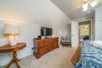 Unwind in Riverfront Comfort — Hot Tub, Fire Pit, Boat Slip, Kayaks - Country Houses