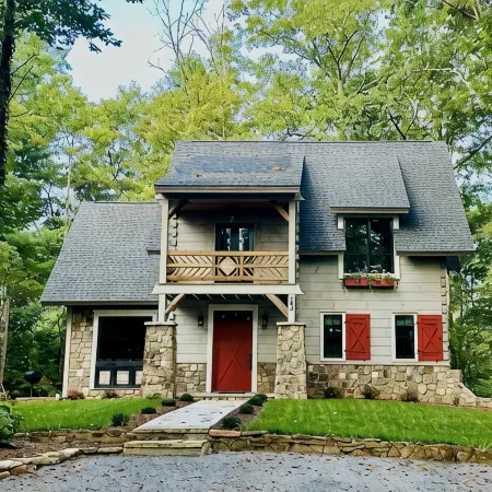 NEW LOG HOME in Hendersonville with fireplace, fire pit and Hot Tub