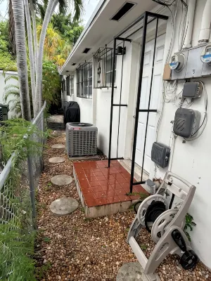 Modern Spacious 2Br-1BA Miami Home -Free Parking + Porch + BBQ - Bungalows