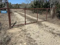 Bandera Bunkhouse on Mason Creek. Casual Hill Country Cabin centrally located. - Chalets