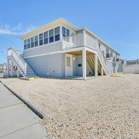 Family vacation! 3 min walk to beach & boardwalk, Free coffee and beach passes