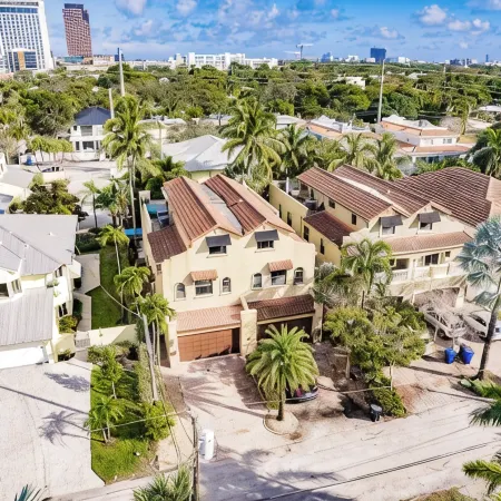 Spacious townhouse in downtown with rooftop terrace, heated pool, and king bed