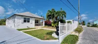 "Steps Away" 3-Bedroom with Free 6 Seater Golf Cart, Kayak & Paddle Board. Hotels in 