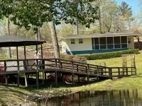 Tess’s cottage on the lake. - 3-Star