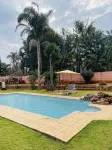 Cozy Suburban Home with big pool, <5 minutes to City, Avondale/Groombridge shops - Private Pools