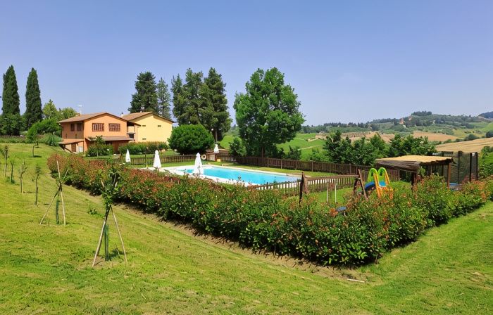 Apartment in farmhouse with swimming pool