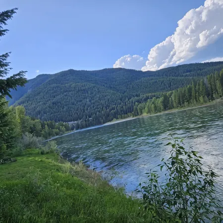 Beautiful RIVERFRONT studio apartment close to Glacier National Park!