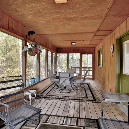 Woodland Trails Cabin on 130 acres with wildlife and miles of private trails Отели в г. Пайн