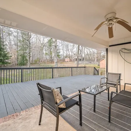 Spacious 4 Bedroom home w 1.1 acre backyard 10 mins Airport