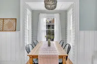 Beach Retreat - 5 Beds , 2 Kitchens @ Salt Island- Westbrook -Walk to Water