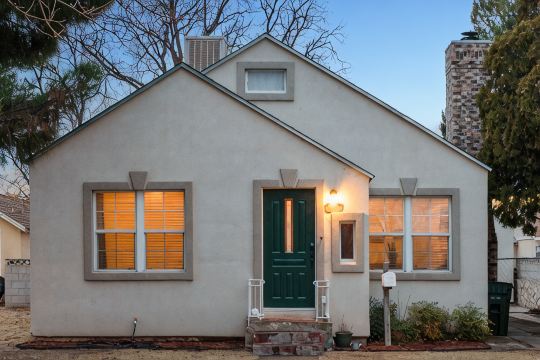 Sage Cottage: Cozy & Serene/ Sleeps 6 / Huge Yard!