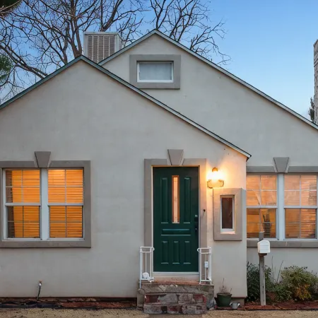 Sage Cottage: Cozy & Serene/ Sleeps 6 / Huge Yard!