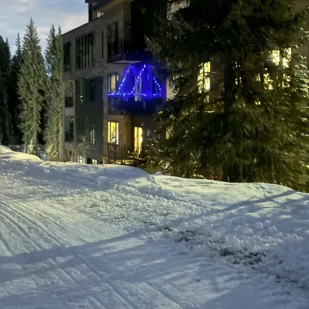 New Condo w/ Hot Tub & Balcony-Short Walk/Bike to Trestle Bike Park & Village