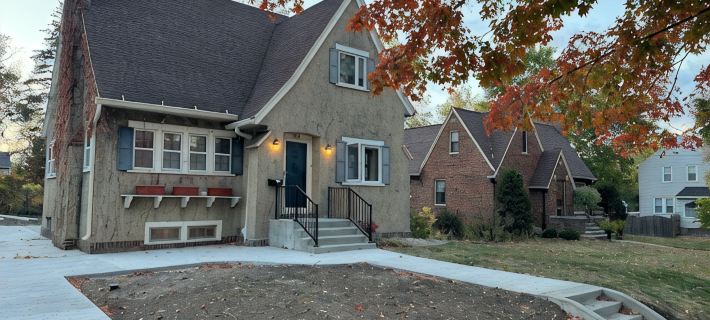 Charming 4-bedroom house with 3 king/1 full beds, 2 full baths, AC, Wifi, Patio Ξενοδοχεία στην πόλη Rochester