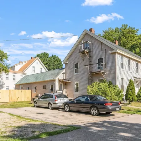10 Min Walk to Lake w/Private HOT TUB & patio!