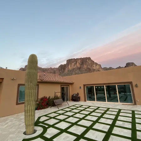 Beautiful oasis with 40' negative edge pool, swim up bar, hiking in Super. Mtns.