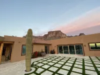 Beautiful oasis with 40' negative edge pool, swim up bar, hiking in Super. Mtns.