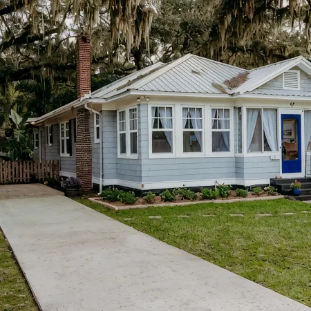 Charming  3/2 Cottage- Close to beach & Historic Downtown