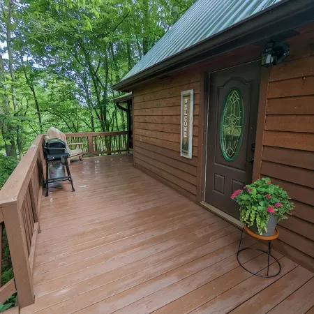 Cozy cabin with wrap around porch and only minutes to town!