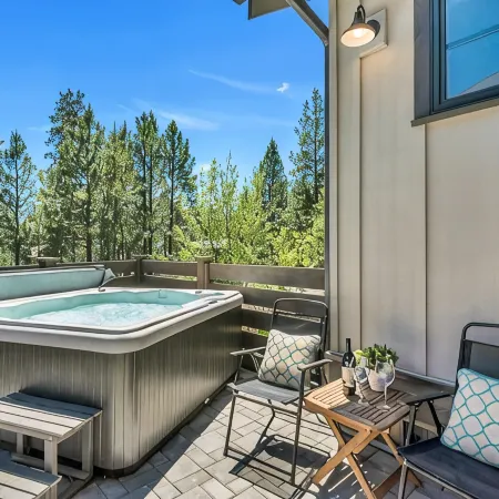 Minutes to Deschutes River Trail with Hot Tub & Fire Pit!