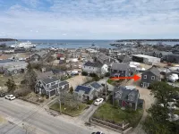Walking-distance to town, shops, restaurants & ferry!