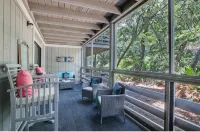 Quick Beach Access- Beautiful Screened in Deck and POOL - Private Pools