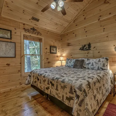 Relaxing Getaway! Cozy Log Cabin, Hot Tub + Firepit