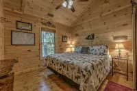 Rustic Log Cabin Retreat, Hot Tub + Firepit