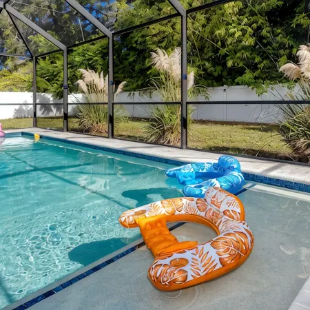 Florida nest - summer house with heated swimming pool. Pet friendly.