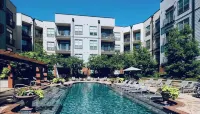 Modern & Luxurious Cozy<br>Downtown City View Getaway - Condos