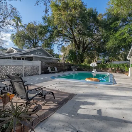 Posh spacious pool house in the Heights.