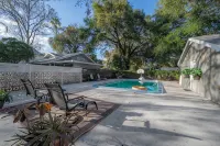 Posh spacious pool house in the Heights. - Private Pools