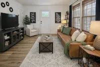 Chic Central Cottage- Wood Floors, Fireplace, Hospital/Vsu Firepit, Pet Friendly - 3-Star
