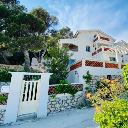 Magnificent villa facing the sea for 18 people
