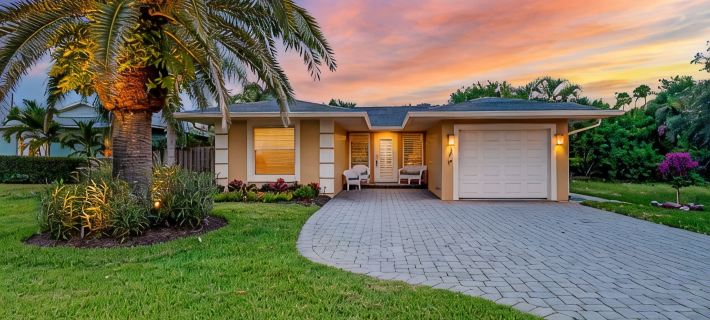 Walk to Vanderbilt Beach! Private Heated Pool! Close to Mercato and Ritz Carlton Hotels in North Naples